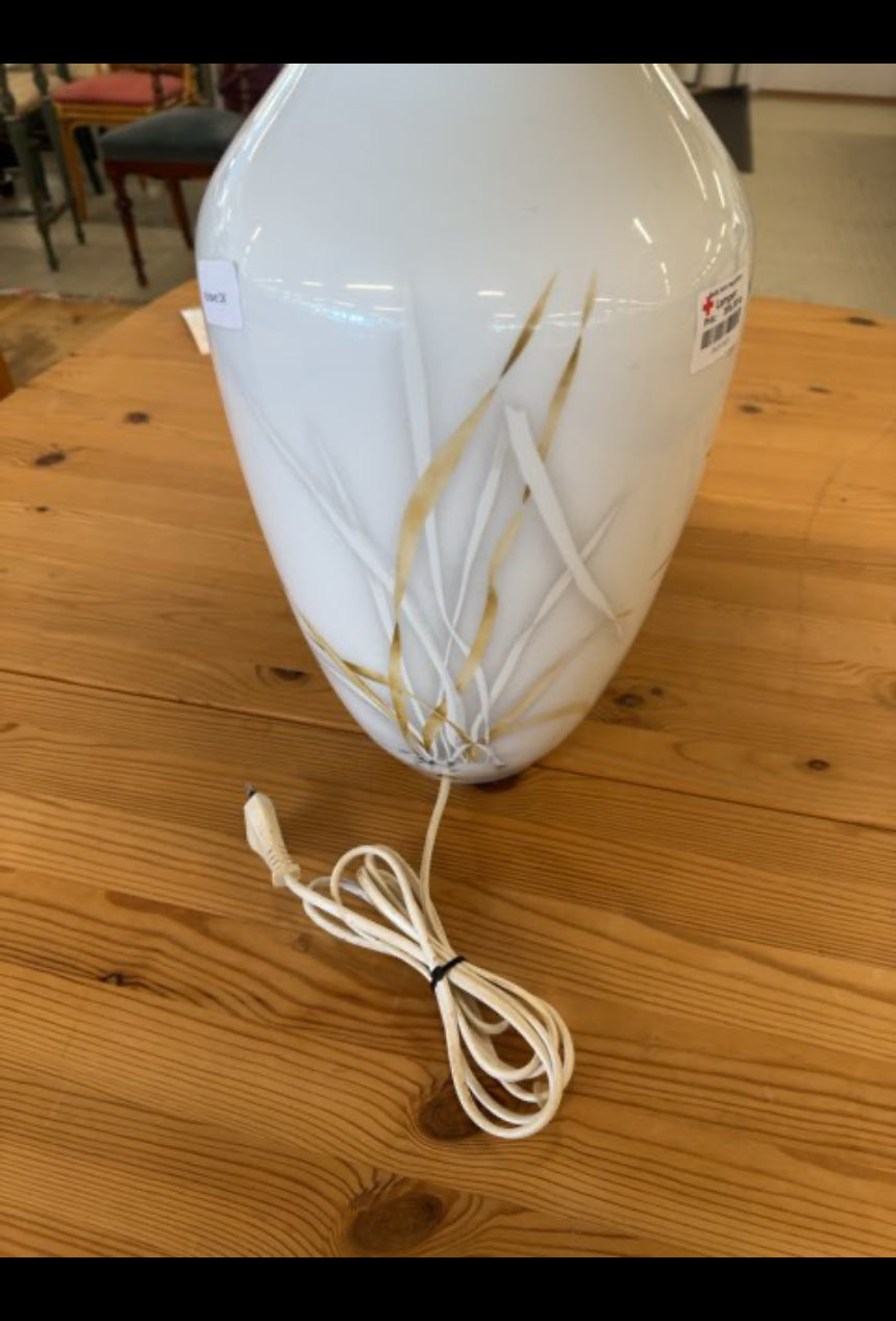 Stor lampe velegnet til en kommode